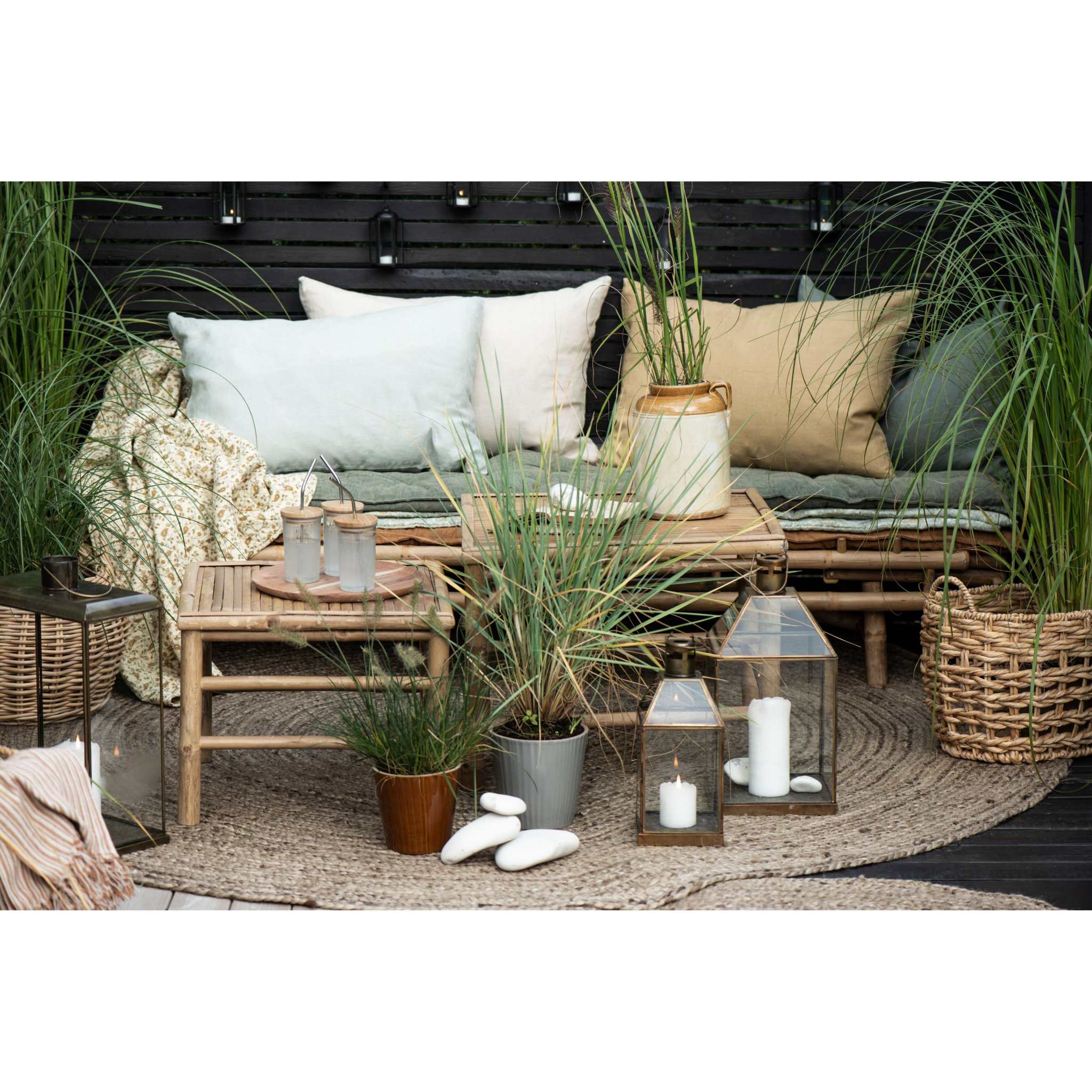 Quilt tæppe grønne, hvide, beige og grå striber som passer til alle terrasse indretninger