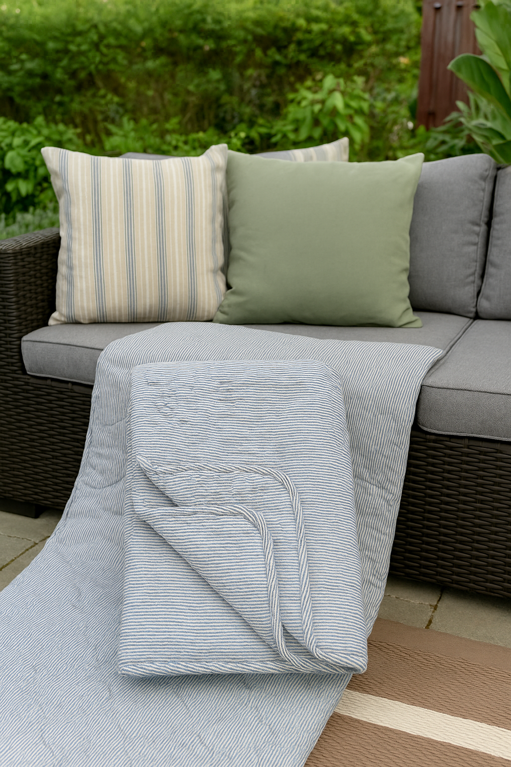 Quilt tæppe til terrasse og altan - Hvid/ blå mælkedrengestriber