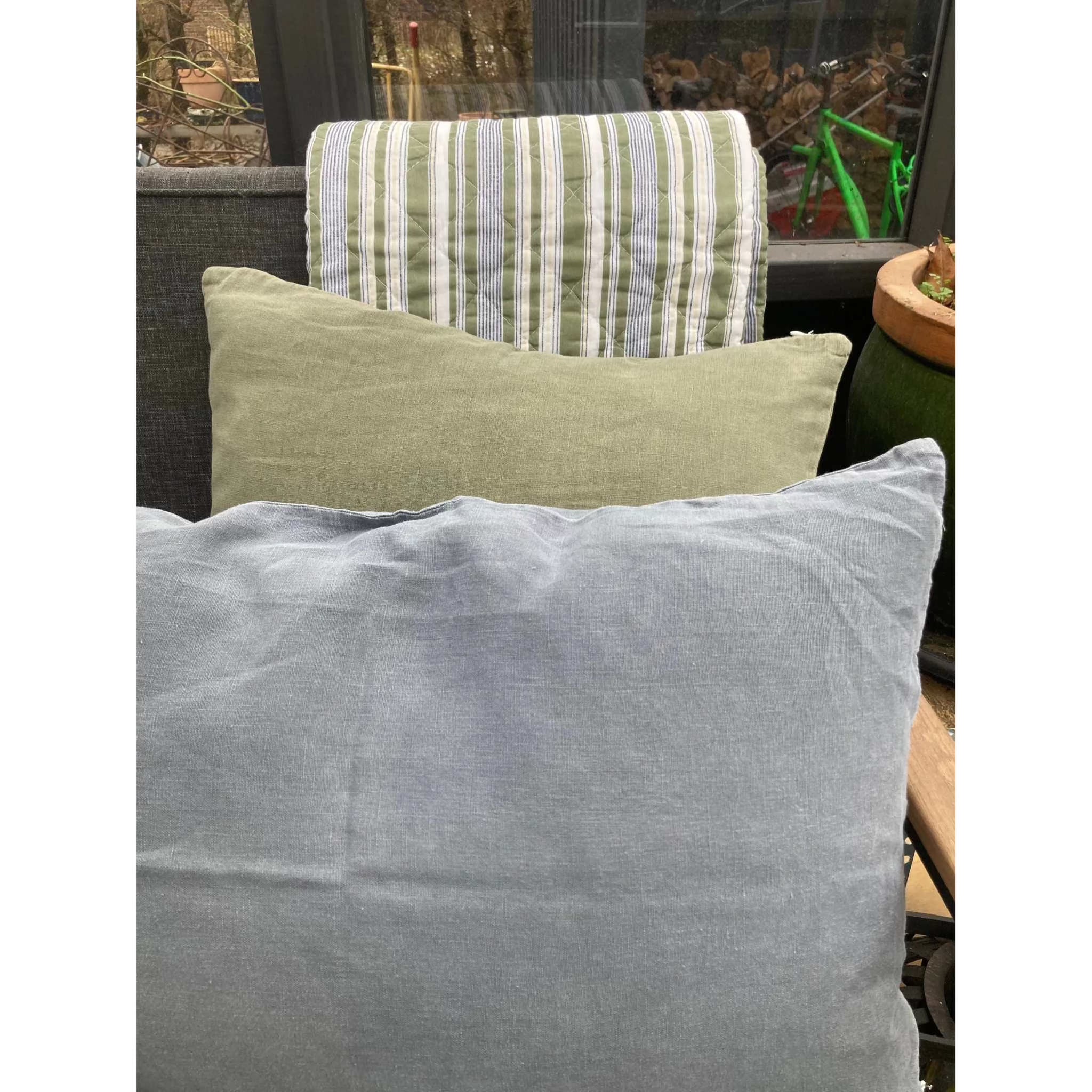 Quilt tæppe grønne, hvide, beige og grå striber som passer til alle altan indretninger