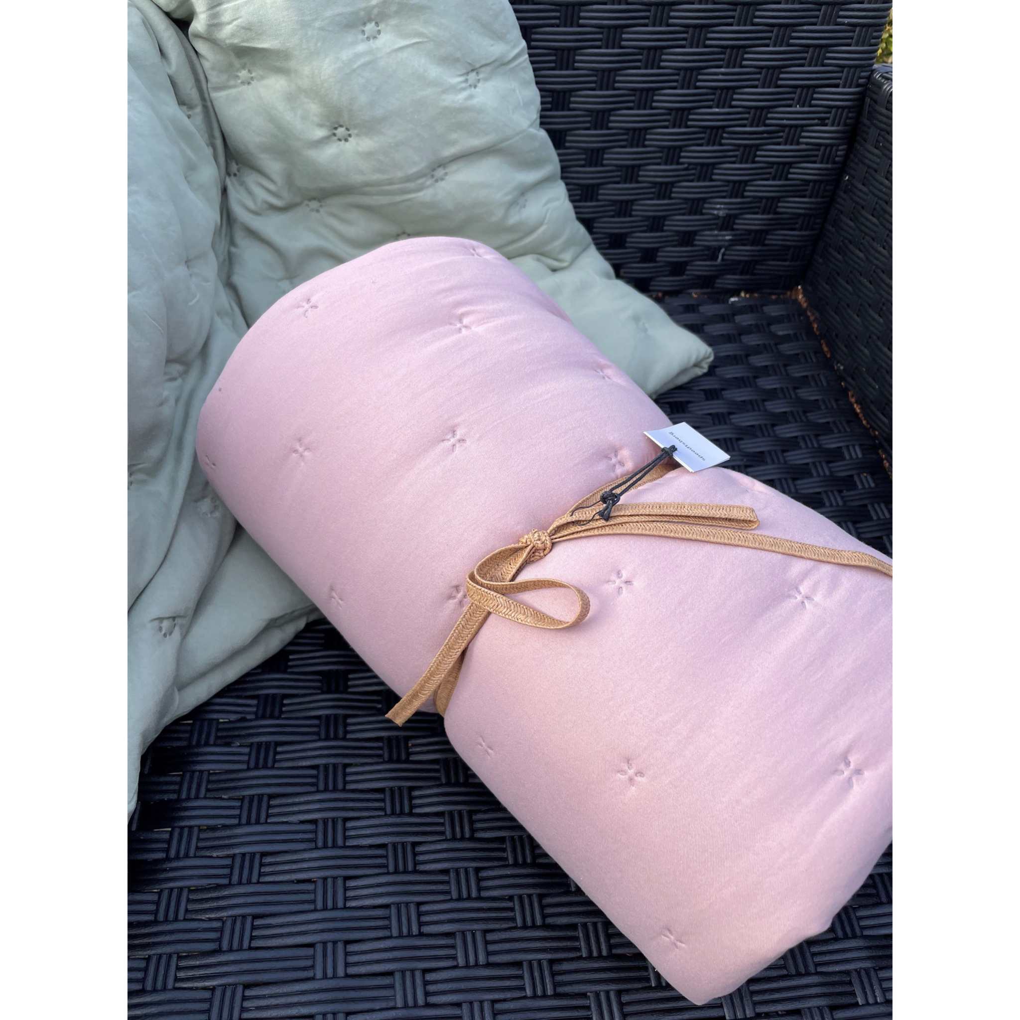 Quilt tæppe - Rosa, skaber hygge og komfort på din altan