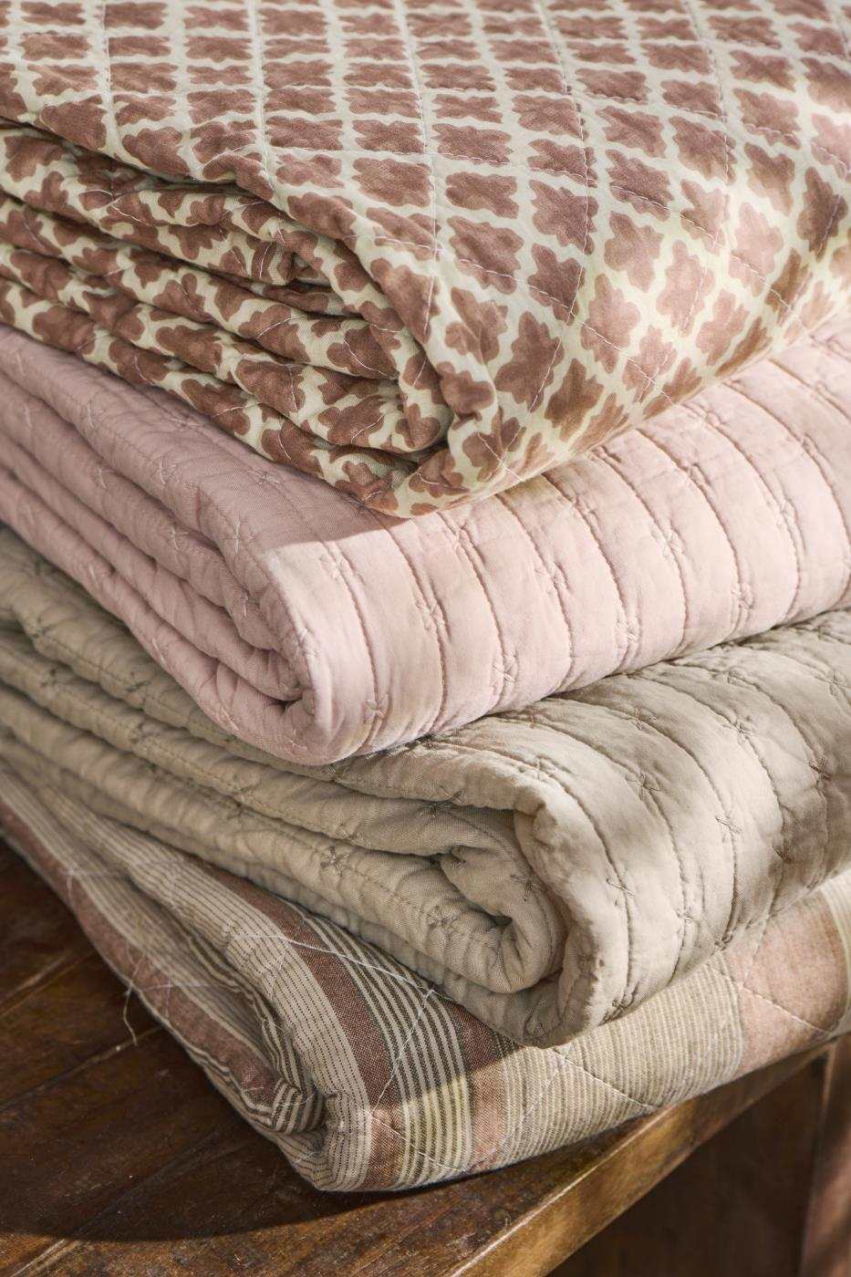 Blød Quilt tæppe som er perfekt i din indretning af altaner og terrasser