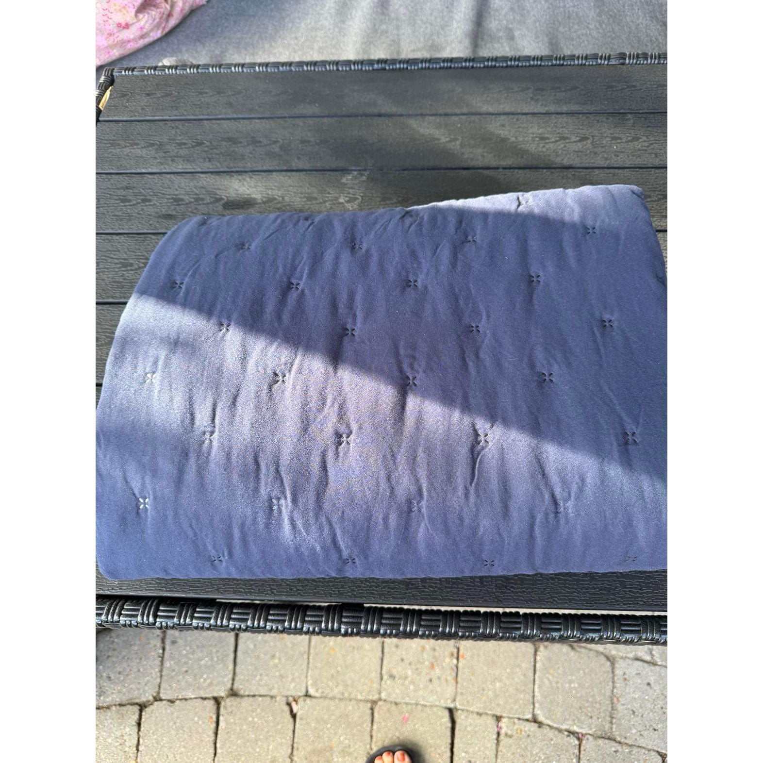 Quilt tæppe, mørkeblå, skaber ro på din terrasse