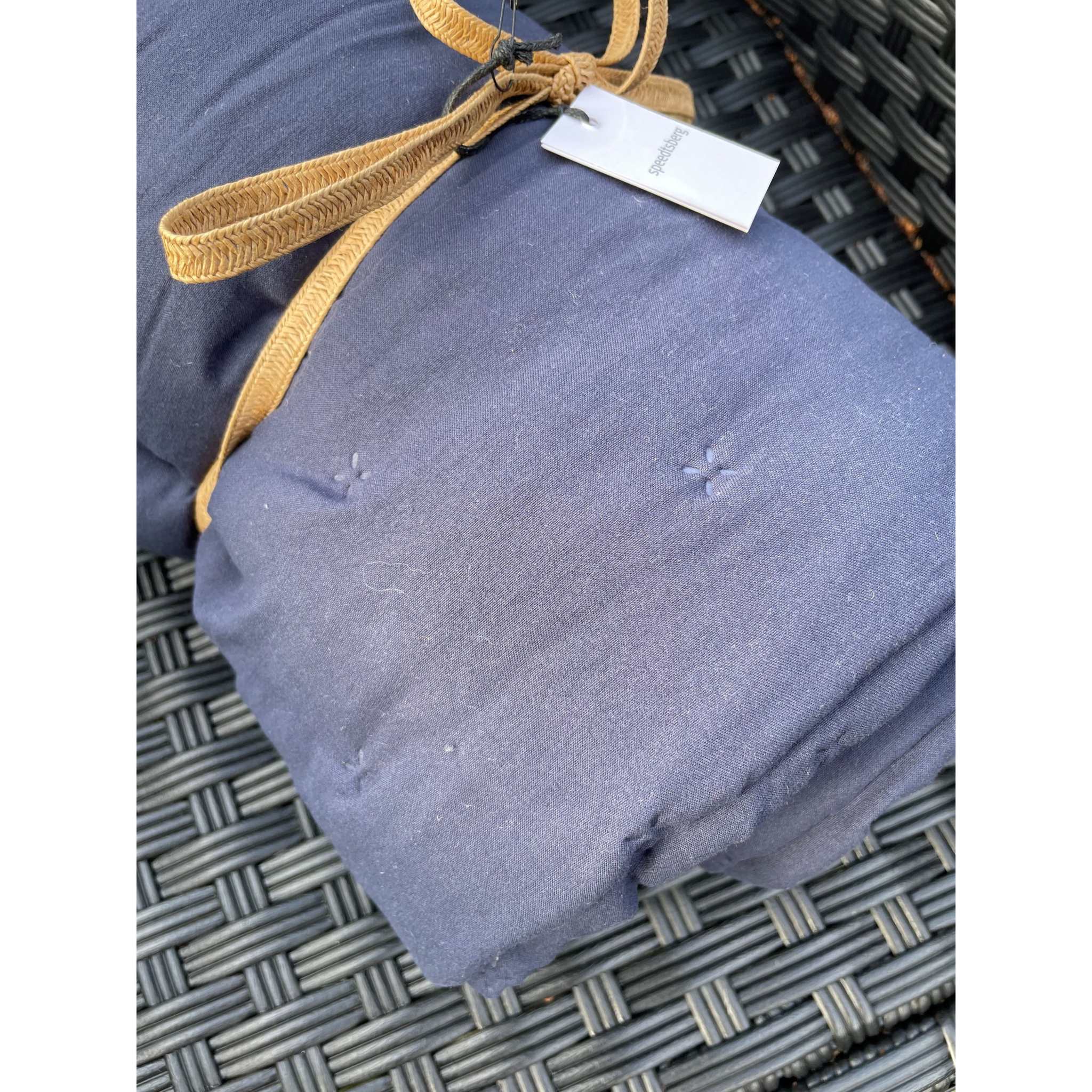 Quilt tæppe - Mørkeblå som passer ind på hvilken som helst terrasse eller altan