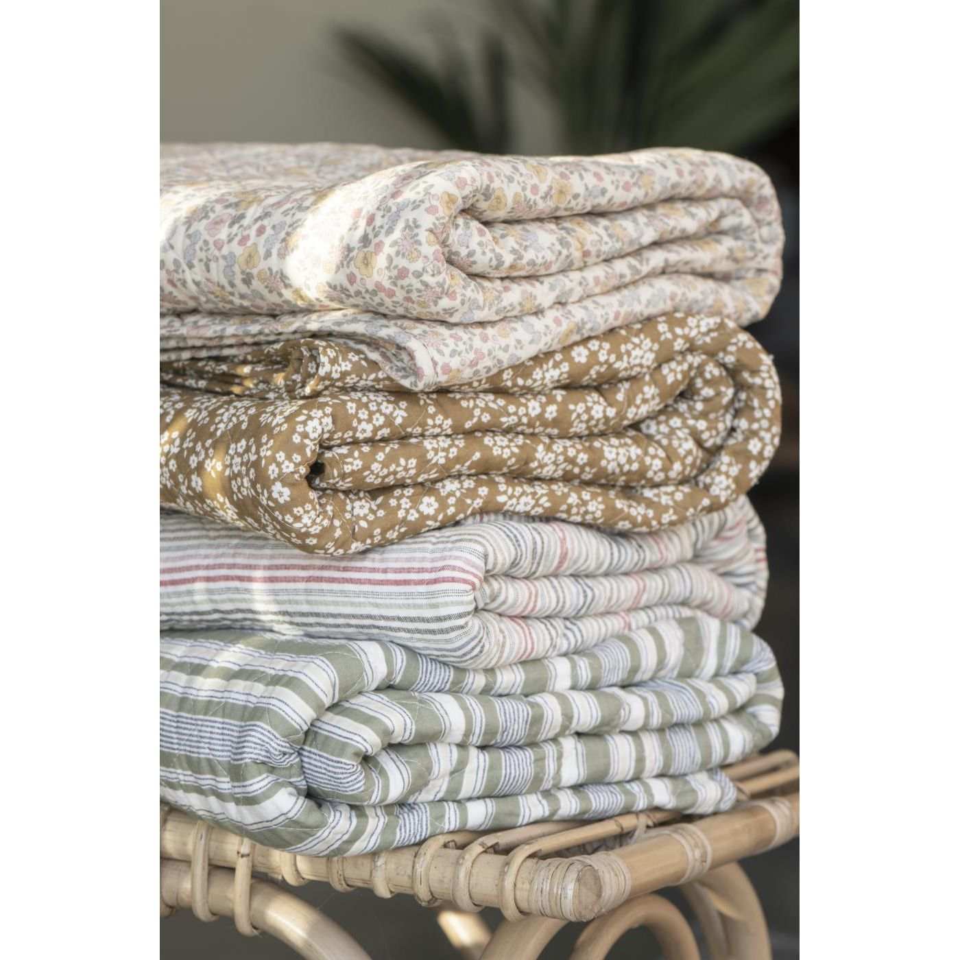 Quilt tæppe grønne, hvide, beige og grå striber, skab hygge og komfort i dit uderum