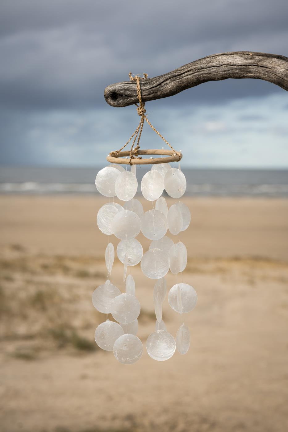 Ib Laursen vindspil med strandskaller i hvid