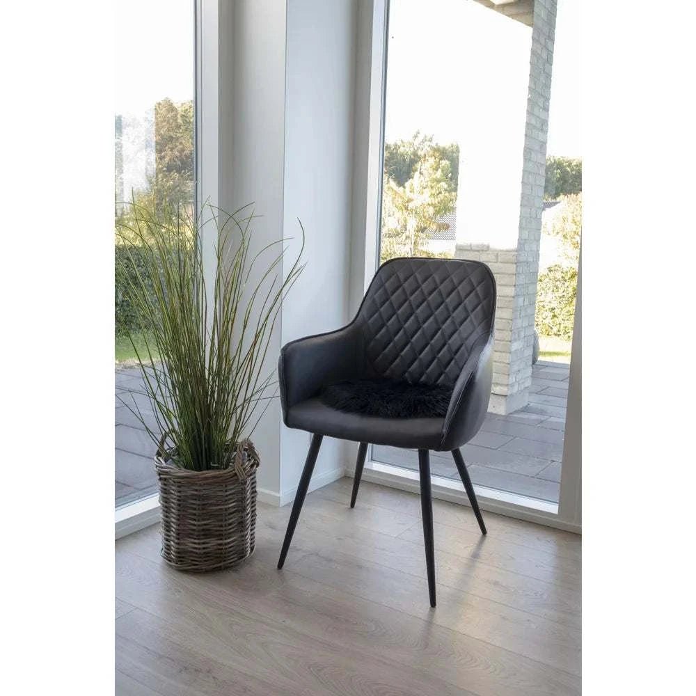 Sort Imiteret lammeskinds hynde - perfekt i altan og terrasse indretning